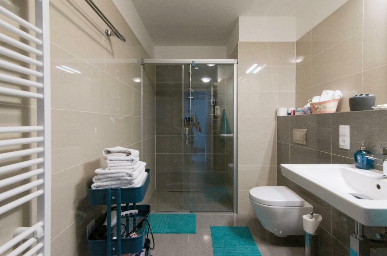Free Parking In Garage Karolina Plazza, New Cosy Studio With All You Need Praag Buitenkant foto