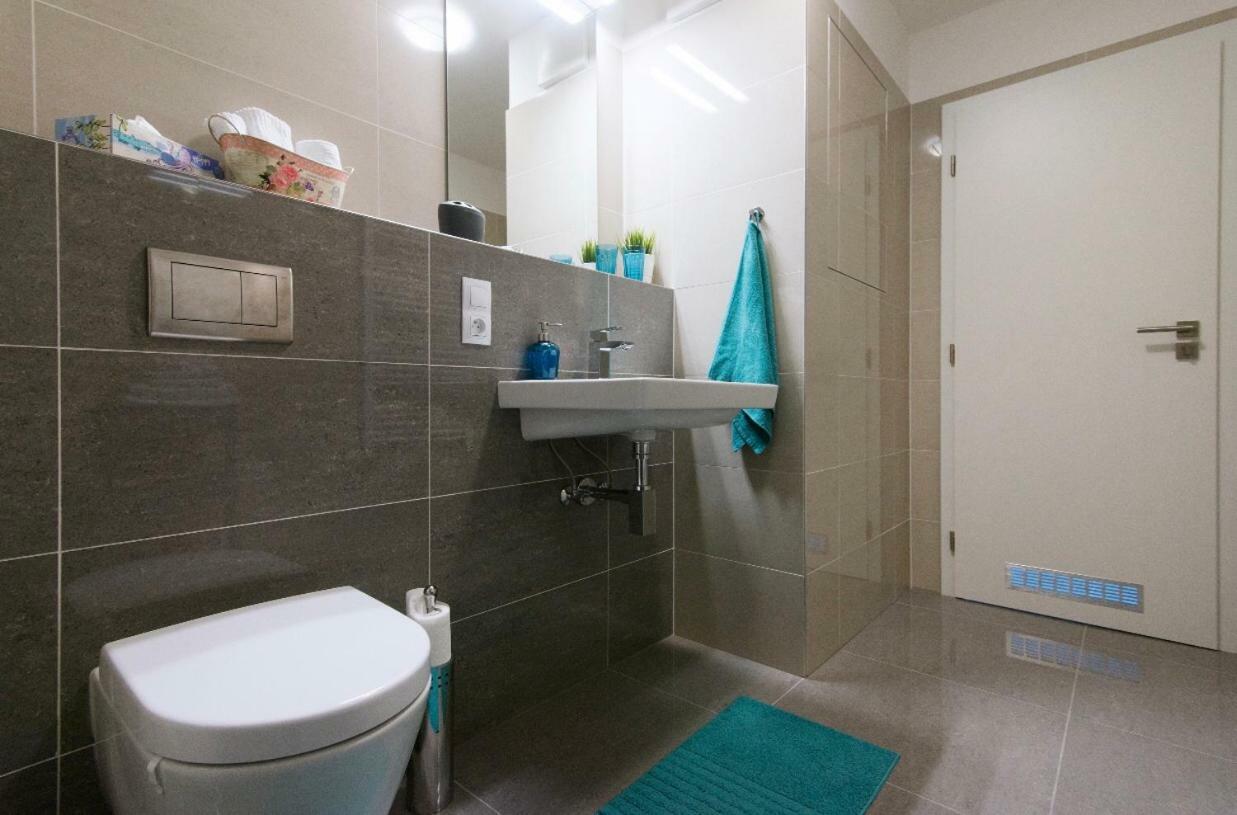 Free Parking In Garage Karolina Plazza, New Cosy Studio With All You Need Praag Buitenkant foto